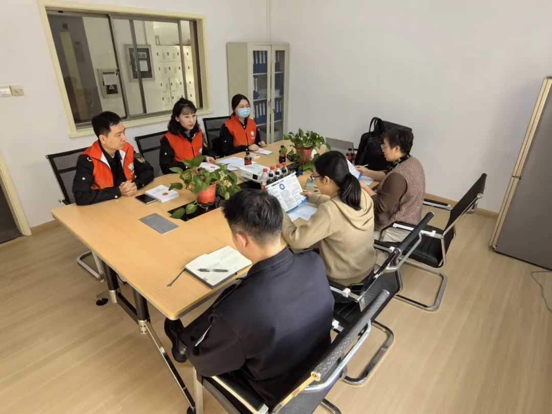 化工公司網(wǎng)站模板,化工公司網(wǎng)頁模板,響應式模板,網(wǎng)站制作,網(wǎng)站建站 圖片