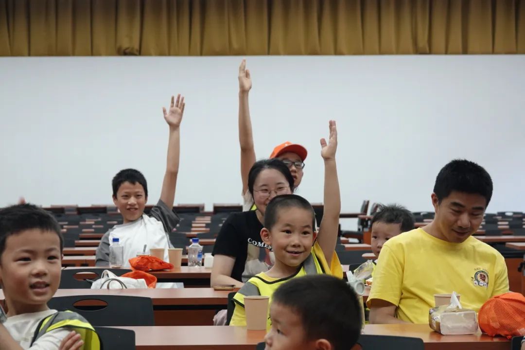 化工公司網(wǎng)站模板,化工公司網(wǎng)頁模板,響應(yīng)式模板,網(wǎng)站制作,網(wǎng)站建站 圖片